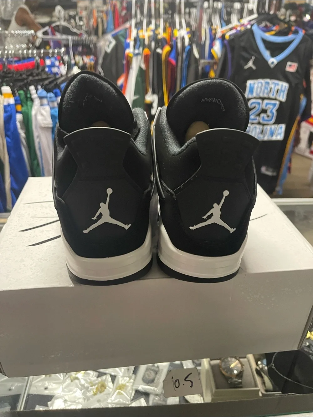 Men’s Retro 4 White Thunder Size 9.5.